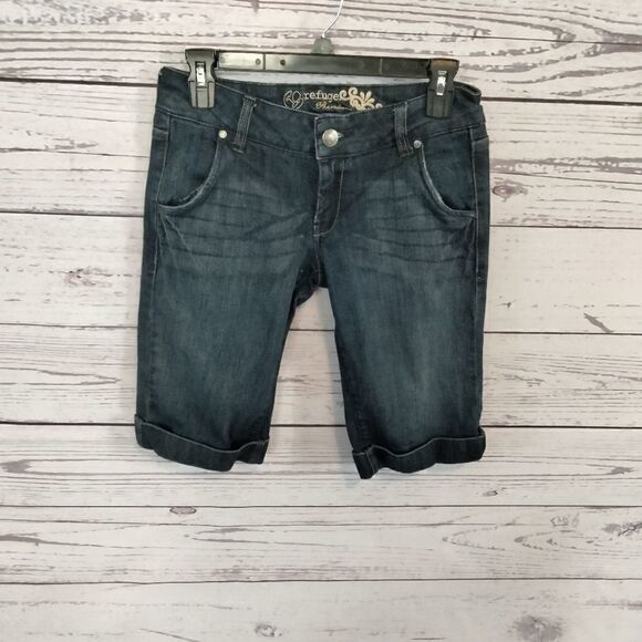 "Refugeā
Premium"āwoman'sĀ jeanā
shorts - Picture 2 of 9